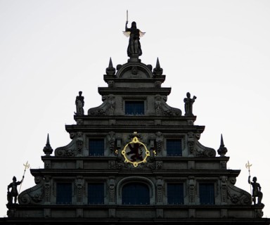 East gable backlit, Gewandhaus with Brunswick Lion, Old Town Market Square, Weichbild Altstadt,