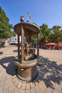 Market fountain with Am Markt street in the city centre of Bad Salzuflen, Lippe district, North