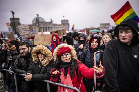 150, 000 people gather around the Bundestag in Berlin to build a human wall against the shift to