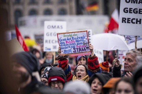 150, 000 people gather around the Bundestag in Berlin to build a human wall against the shift to
