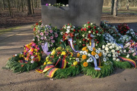 Floral wreaths, Memorial to the homosexuals persecuted under National Socialism, Großer Tiergarten,
