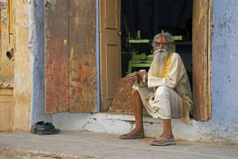 Old Indian man in traditional dress wearing spectacles, Bundi, Rajasthan, India, Asia