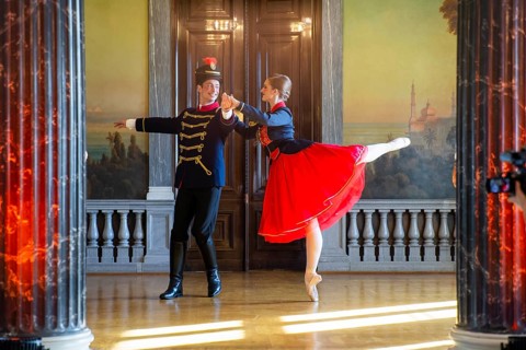 Ballet meets breakdance: With 100 beats per minute into the stollen season Dresden stollen bakers