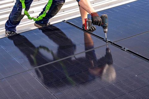Installation of solar modules on the roof of a commercial enterprise, over 400 photovoltaic modules