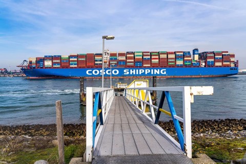 Harbour tug brings the container freighter Cosco Shipping Leo to its berth at Hutchison Ports ECT