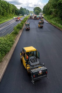 Renewal of the road surface on the A40 motorway between the Kaiserberg junction and Mülheim-Heißen,