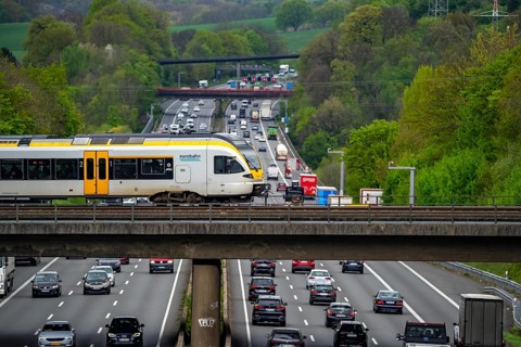 Eurobahn, regional train crossing the motorway A3, traffic on 8 lanes, incl. the temporarily