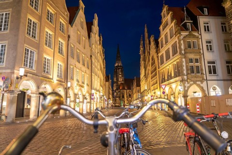 Historic old town, Prinzipalmarkt, gabled houses, St. Lamberti Church, bicycle parking, in Münster,