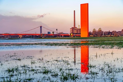 Rhine floods, Duisburg-Kaßlerfeld, floods, behind the Friedrich-Ebert-Rhine bridge, sculpture Rhine