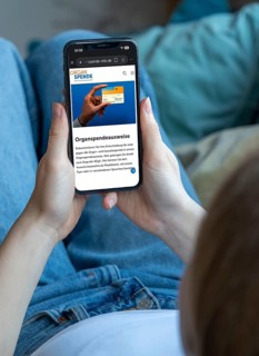 Symbolic image of organ donation register, person informs himself about the new online register for