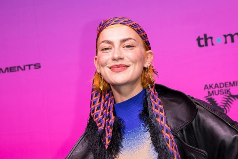 Alli Neumann on the red carpet in front of the Polyton 2024 award ceremony in Berlin's Atelier