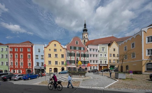 Late Baroque row of houses, St George's Fountain in front, parish church behind, Lower Town Square,