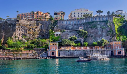 Steep coast of the village at the harbour, Sorrento, Sorrento Peninsula, Gulf of Naples, Campania,