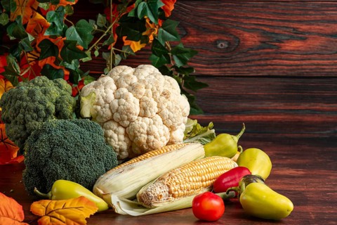Fresh vegetables, colourful peppers, corn on the corn cob, cauliflower and broccoli