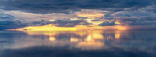 Sunset over the Salar de Uyuni, Salar de Uyuni, Uyuni, Bolivia, South America