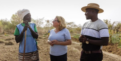 From right: Abdoul Razal Belemgnegre, head of the training centre, Svenja Schulze (SPD), Federal