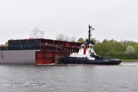 Tugboat pulling ship, ship component Lse Casco Project through the Kiel Canal to Papenburg,