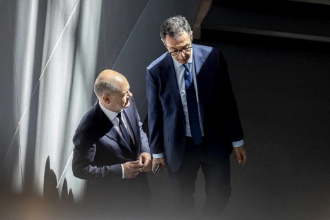 Olaf Scholz (SPD), Federal Chancellor, talks to Cem Özdemir (Alliance 90/The Greens), Federal