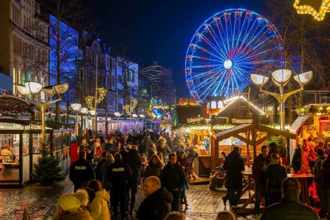 Christmas market on Königsstraße in the city centre of Duisburg, pre-Christmas season, Christmas