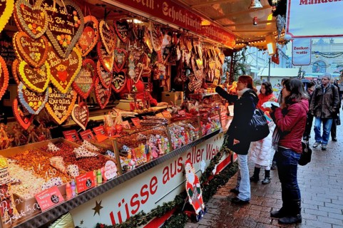 Gingerbread haerts in a stand at Christmas market in Potsdam, Brandenburg, Germany, Europe