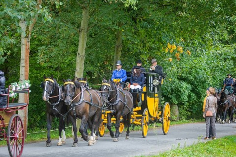 Presentation and route ride, all carriages in stylish tension, popular sporting event over approx.