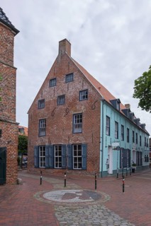 Hotel Hohes Haus am Alten Siel, seat of the rent office from 1696, Greetsiel, Krummhörn, East