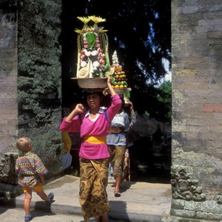 Festlich geschmückte Frauen tragen Opfergaben durch das Toer des Tempel Pura Kehen, Bangli, Bali,