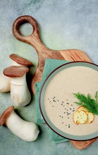 Mushroom cream soup, with dill and bruschetta, mushroom eringi