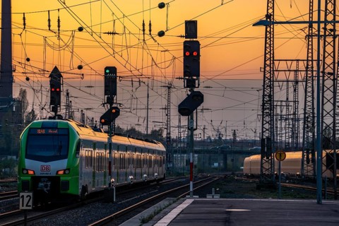 Regional-Express, RE49 Wupper-Lippe-Express, leaving the main station of Essen, dusk, North