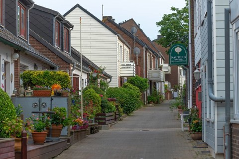 Footpath, small front gardens, plants, flats, restaurant, architecture, Oberland, offshore island