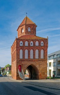 Rostock town gate built in 1290, amber town of Ribnitz-Damgarten, Fischland-Darß-Zingst peninsula,