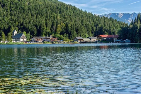 Mountain lake and village Spitzingsee, municipality Schliersee, behind mountains Krenspitze and