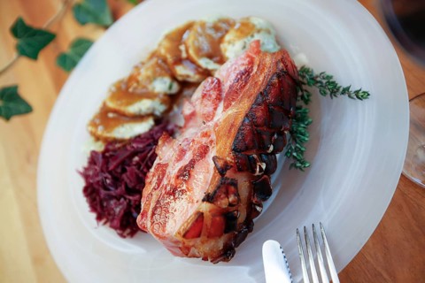 Swabian cuisine, crusty roast Swabian pork, meat dish, pork, crispy, red cabbage, dumplings,
