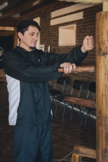 Male martial arts practitioner demonstrating the Lap Sao and Lap-dá technique, which emphasizes the