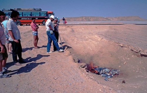 Waste is burnt in the desert, Rotel-Tours bus, passengers, waste incineration, Libyan Desert,