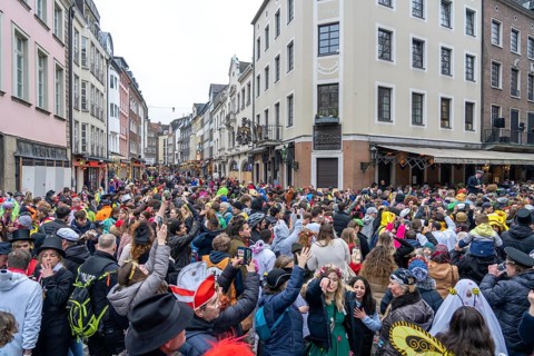Rose Monday parade in Düsseldorf, after the parade thousands of people in the old town, in the