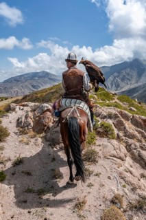 Traditional Kyrgyz eagle hunter, near Kysyl-Suu, Kyrgyzstan, Asia