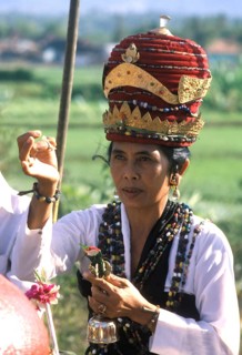 Ngaben (cremation ceremony), on the cremation ground a Shiva priestess celebrates the ceremony on