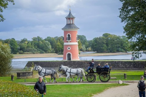 Presentation and route ride, all carriages in stylish tension, popular sporting event over approx.