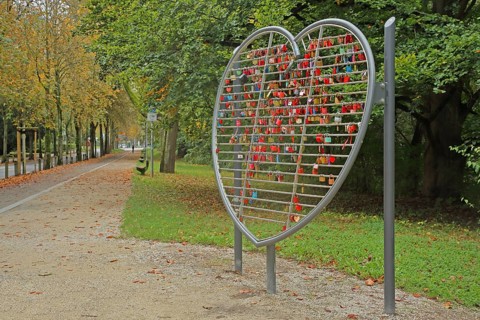Heart-shaped frame with love locks, heart-shaped, many, series, row, number, quantity, ring, frame,