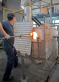 Glassblower, 46 years old, at work, Royal Glass Factory La Granja de San Ildefonso, Province of