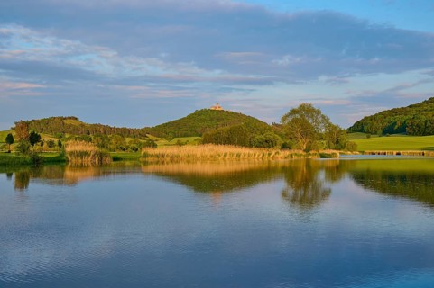 Lake in spring with castle at sunset, Veste Wachsenburg, Amt Wachsenburg, Drei Gleichen, Ilm-Kreis,