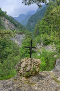Cross on the way to the Pozze Smeraldine, Tramonti di Sopra, Province of Pordenone, Italy, Europe