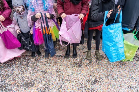Rose Monday parade in Düsseldorf, spectators, especially children, collecting carnival sweets, at