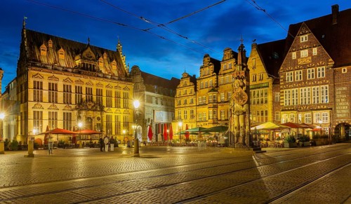 Market square, town hall square with Schütting, town houses and Roland in the historic city centre