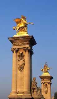 Der geflügelte Pegasus der von einer Fama, der Göttin des Ruhmes, gezügelt wird, Kandelaber mit