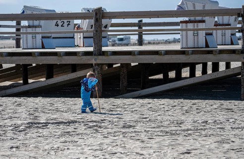 Toddler with quiver on the sandy beach of the North Sea, Sankt Peter-Ording, Schleswig-Holstein,