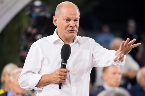Olaf Scholz (Chancellor of the Federal Republic of Germany, SPD) surrounded by guests at the