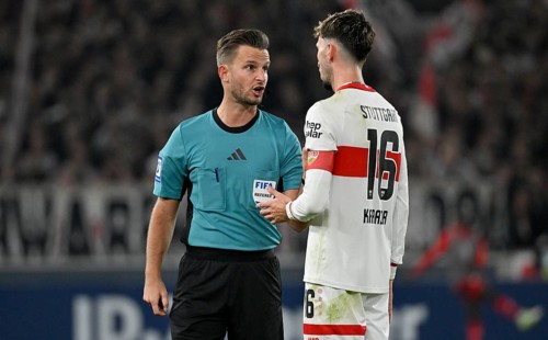 Referee Daniel Schlager in discussion with Atakan Karazor VfB Stuttgart (16) MHPArena, MHP Arena