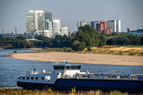 Rhine at Düsseldorf, extremely low water, Rhine level at 47 cm, falling, barge in front of the